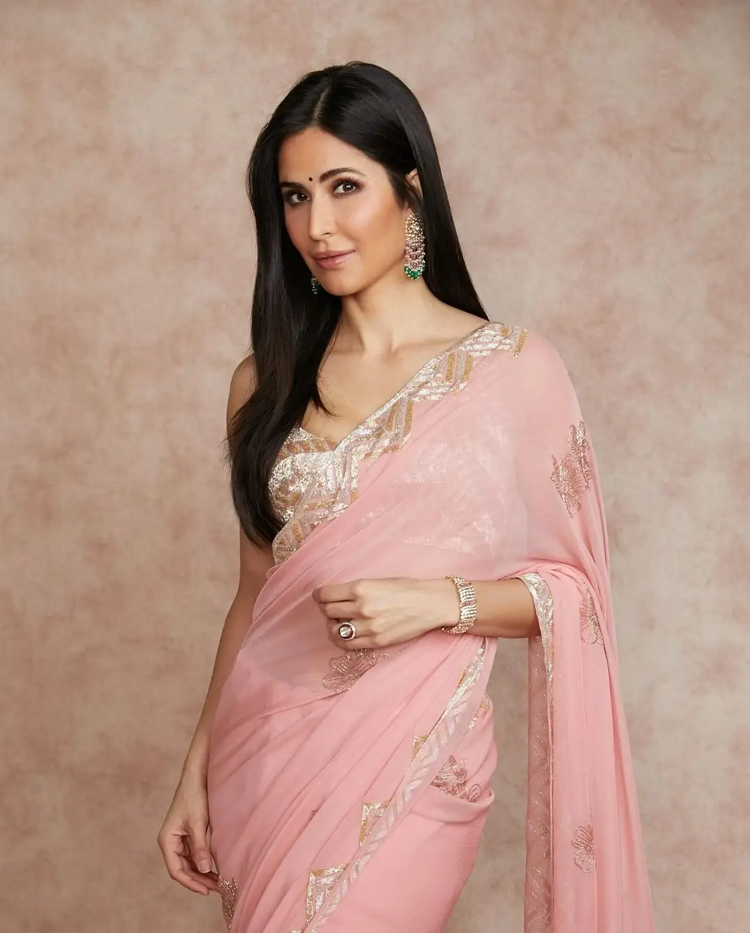 BEAUTIFUL INDIAN ACTRESS KATRINA KAIF IN PINK SAREE